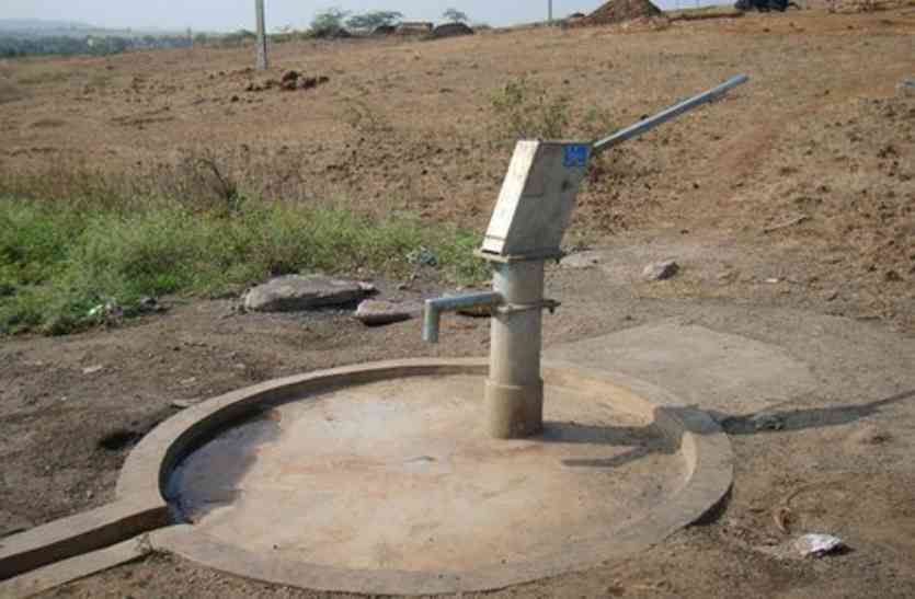 Thirsty quench after walking in four kilometers rugged path चार किलोमीटर बीहड़ रास्ते में चलने के बाद बुझती है प्यास