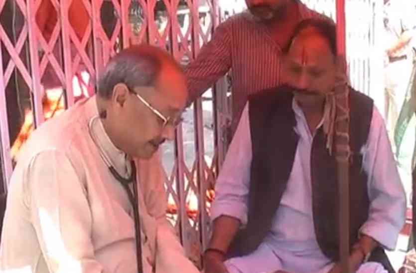 Dr Ajit Mohan Chaudhary clinic on footpath Kanpur UP news बेटी सिंगापुर में डॉक्टर और बेटा है IIT इंजीनियर, फिर भी फुटपाथ पर चलाते हैं क्लीनिक, गरीबों के लिए बने मसीहा
