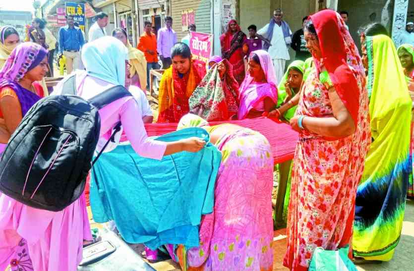 woman without adhar card not admitted in hospital gave birth on Road आधार नहीं था तो अस्पताल में नहीं किया भर्ती, मध्यप्रदेश में साड़ी के पर्दे में सड़क पर करवाई डिलेवरी