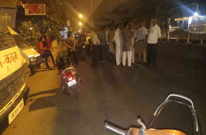patrika Breaking: बीच सड़क व्यापारी की स्कूटी को लात मारकर साढ़े 6 लाख रुपए से भरा बैग लूट ले गए बदमाश