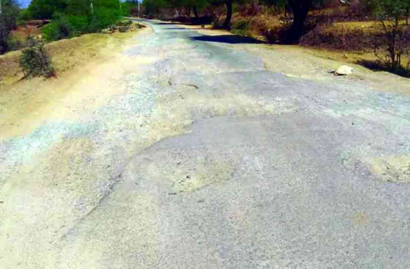 Rajsamand,Rajsamand news,Rajsamand Hindi news,Rajsamand local news,devgarh news,rajsamand latest hindi news,rajsamand latest news rajsamand,Latest News rajsamand,Latest hindi news rajsamand, DAMAGE ROAD : खस्ताहाल सडक़ पर अतिक्रमण की मार : वाहन चालकों के साथ राहगीर परेशान