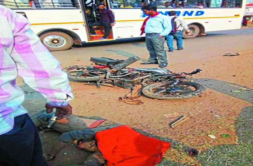 accident तेज रफ़्तार बस ने बाइक सवार को मारी टक्कर , दर्दनाक मौत