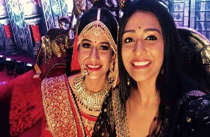 AISHWARYA KHARE शूटिंग छोड़ फ्रेंड्स के बीच आ गई स्टार भारत की बुलबुल, शेयर किए मस्ती के खास PHOTOS