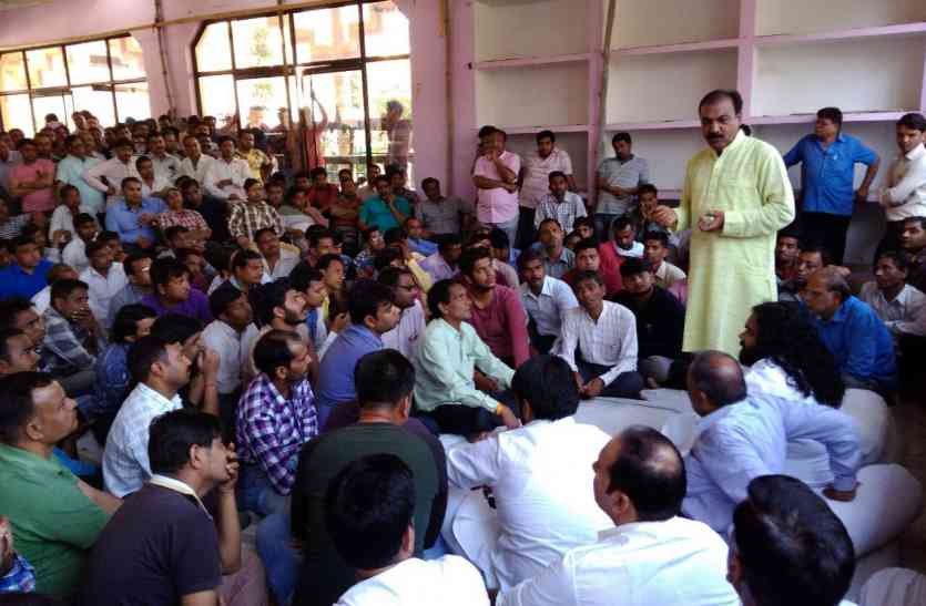 BUSINESSMAN DECIDE TO POSTPONE KHAIRTHAL CLOSE IN MEETING खैरथल में व्यापारियों की बैठक में किया खैरथल बंद को स्थगित, बुधवार से खुलेंगे बाजार