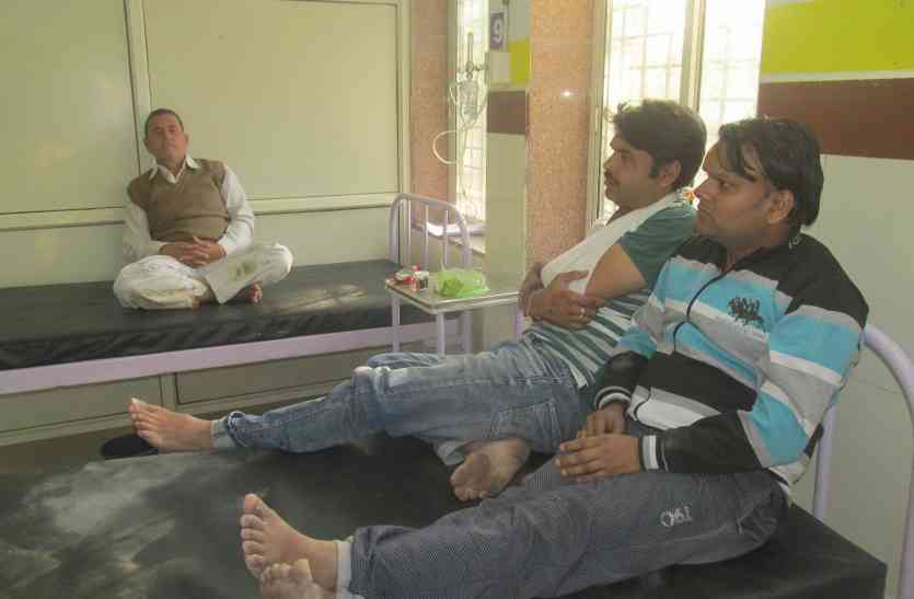 Jeep, jams, injured, bhind news, bhind news in hindi, mp news गड्ढा देख चकराया चालक, और हुआ ये