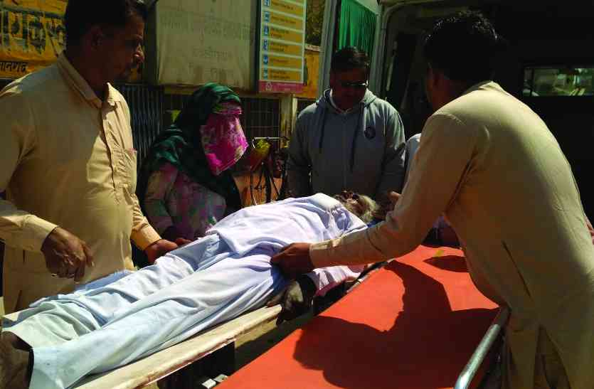 old man accident by street animal Video: रिस्तेदारी मे मिलने आया बजुर्ग, आया गोधे की चपेट मे