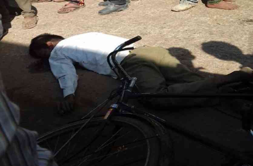 painful death of student दसवीं का पेपर देने जा रहे छात्र को बस ने मारी टक्कर, मौके पर ही हो गई दर्दनाक मौत, देखें वीडियो