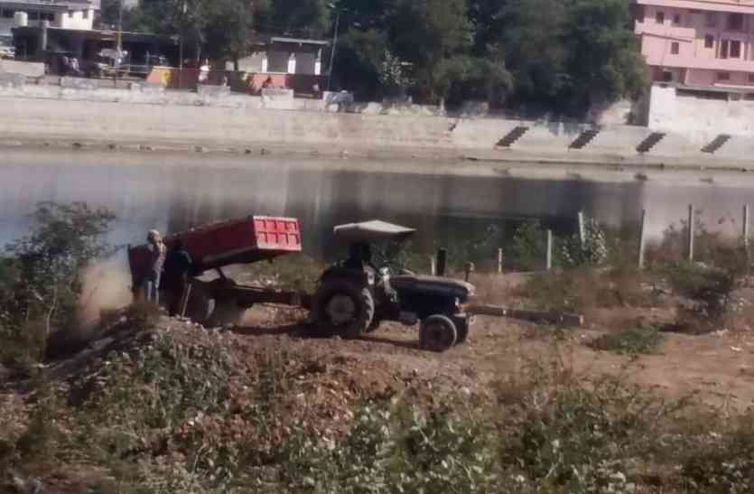 Chhatarpur जल संकट से जूझते जिले में खत्म किए जा रहे तालाब, मूकदर्शक बने जिम्मेदार