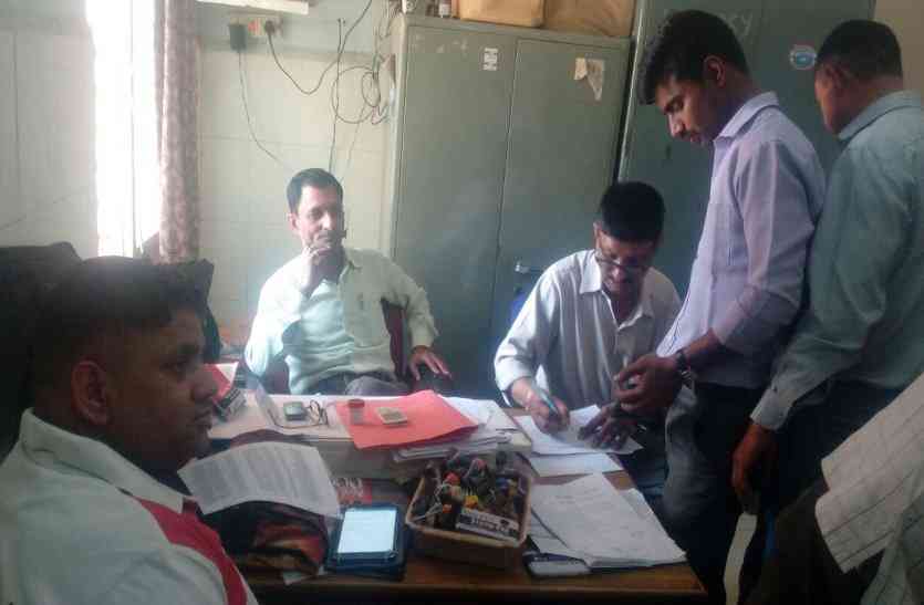 Clarks caught VIDEO : CMHO ऑफिस का लेखापाल पांच हजार की रिश्वत लेते दबोचा,पकडऩे से पहले किया बड़ा खुलासा