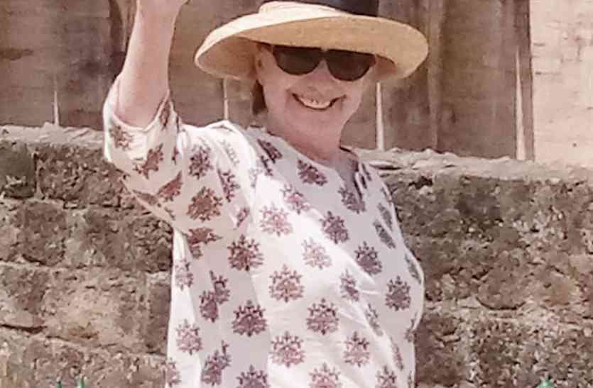 America's former foreign minister understood the history of Mandu between chalky arrangements ढाई घंटे घुमने के बाद बोली क्लिंटन... हाउ अमेजिंग मांडू, भारतीय कल्चर को समझने आई हूं