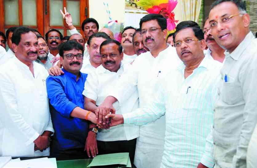 Karnataka, RS Polls आखिरी दिन कांग्रेस और भाजपा उम्मीदवारों ने भरा पर्चा