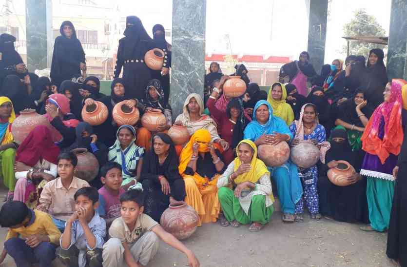 karauli पानी पर फूटा गुस्सा, फोड़ी मटकियां