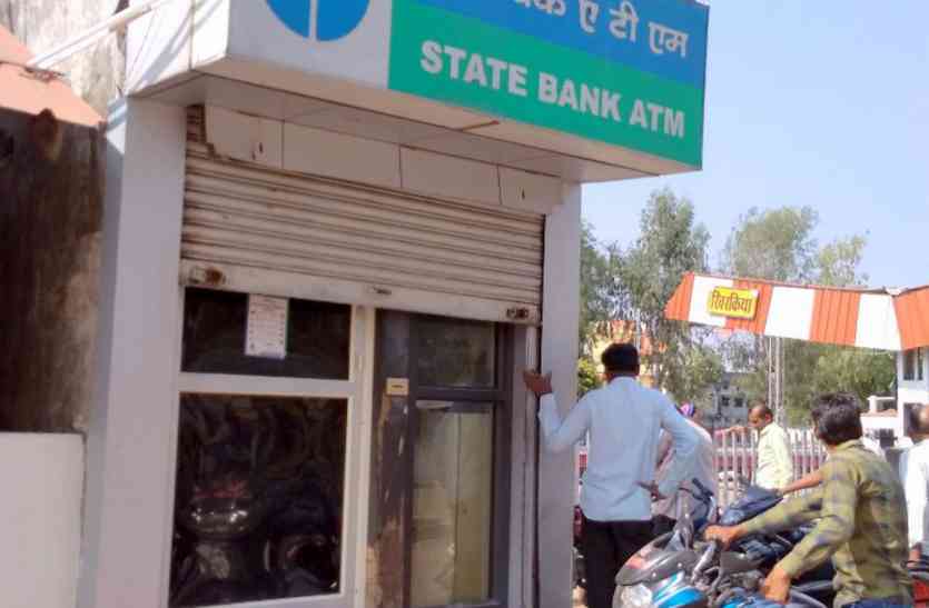 Cash Led City ATMs नकदी निकालने एटीएम के चक्कर काट रहे लोग