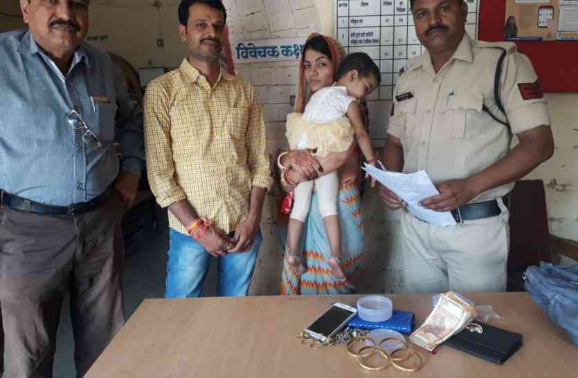 The bag found on the parlor operator's terrace ब्यूटी पार्लर गई महिला भूल गई बैग, यह मिला बैग में