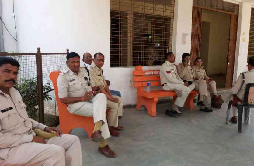 District Judge panchayat motion against no motion अश्विास जताने वाले 18 में से एक भी जपं सदस्य नहीं पहुंचा सम्मेलन में