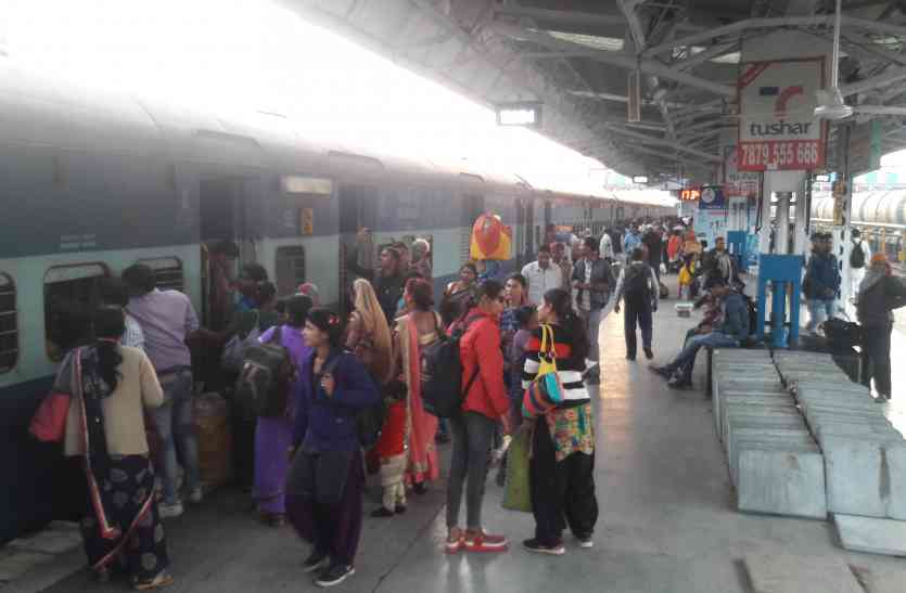 itarsi, railway station, passengers, lift, problem मंगलवार को फिर बिगड़ी लिफ्ट, यात्रियों हुए परेशान