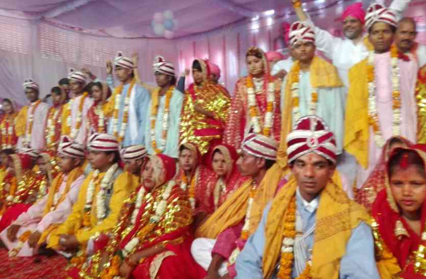 banda आदिवासी इलाके में शहनाईयों की धुन पर एक दूसरे के हुए 46 जोड़े