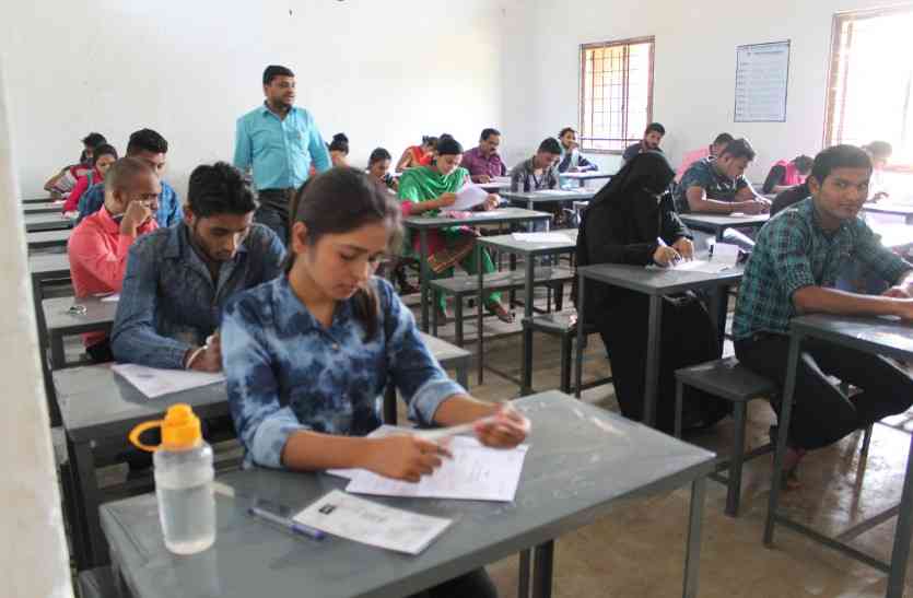 Board Exam पढ़ाई के साथ-साथ नकल मारने में भी छात्राएं भी अव्वल, पढ़ें खबर