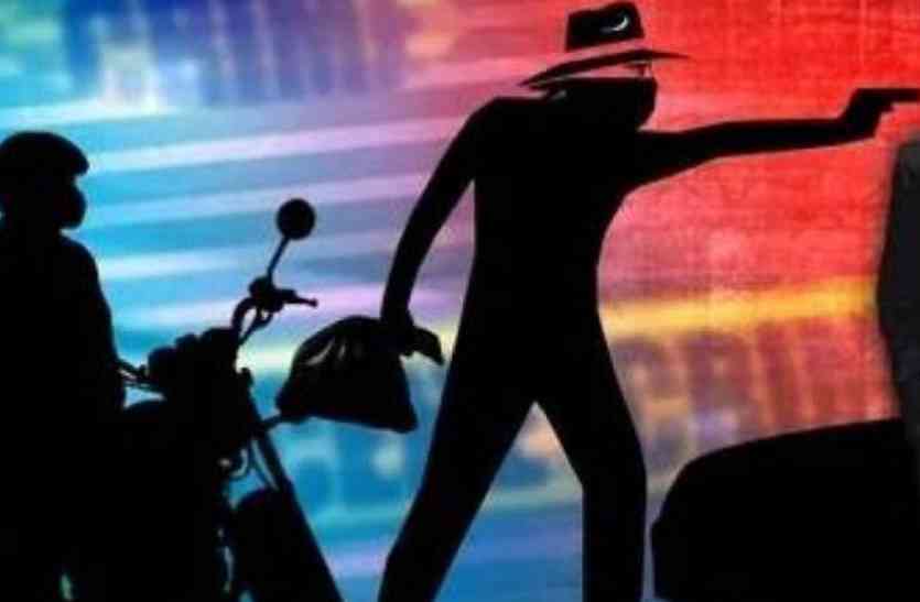 Demanding a million from the dealer by showing fake guns नकली गन दिखा कर प्रोपर्टी डीलर से मांगे 10 लाख