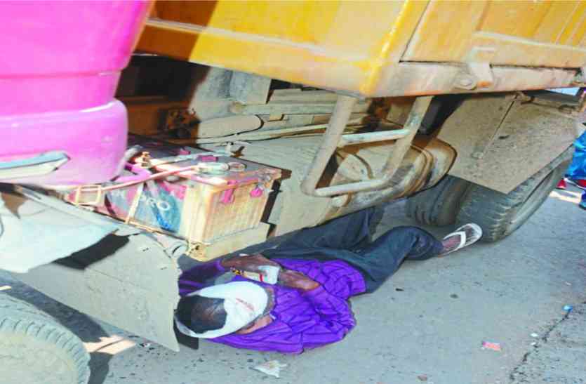 Encroachment removal campaign, police, administration, strict डंपर के नीचे लेट गया फल व्यापारी, पुलिस ने सशर्त छोड़ा ठेला, तब माना
