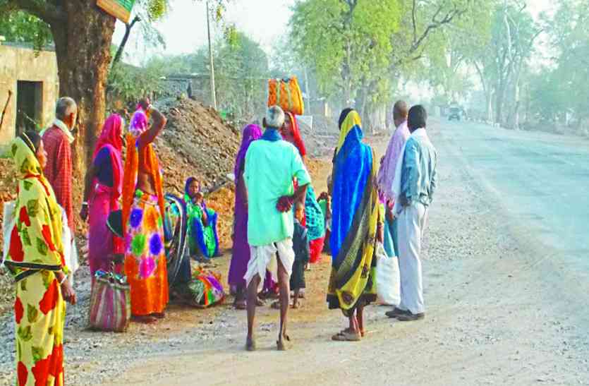 kawardha news मनरेगा में नहीं मिल रहा मजदूरों को काम, गांव छोड़ने मजबूर हुए ग्रामीण