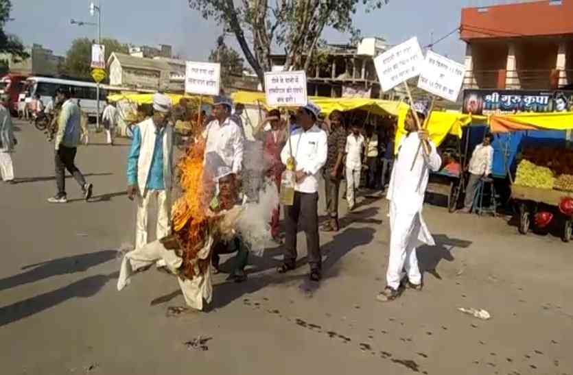 patrika आप पार्टी ने फूंका नगर पालिका अध्यक्ष का पुतला...