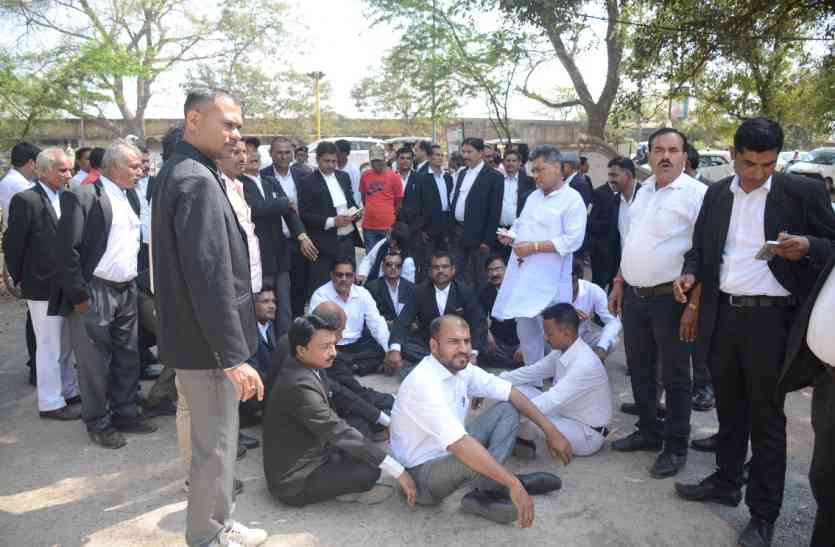 rewa MP में पुलिस को वकीलों ने चेताया- कोर्ट परिसर में घुसने नहीं देंगे, जानिए क्यों भडक़े