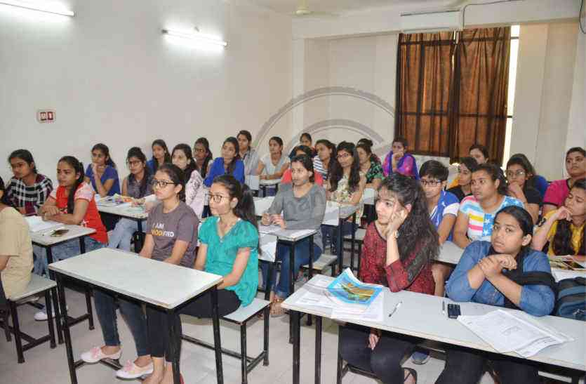 bhilwara, bhilwara news, Telling girls - How to self-defense in bhilwara, Latest news in bhilwara, Bhilwara News in hindi, Hindi News in bhilwara, Latest hindi news in bhilwara छात्राओं को बताया-कैसे करें आत्मरक्षा, पोक्सो व महिला कानून की दी जानकारी