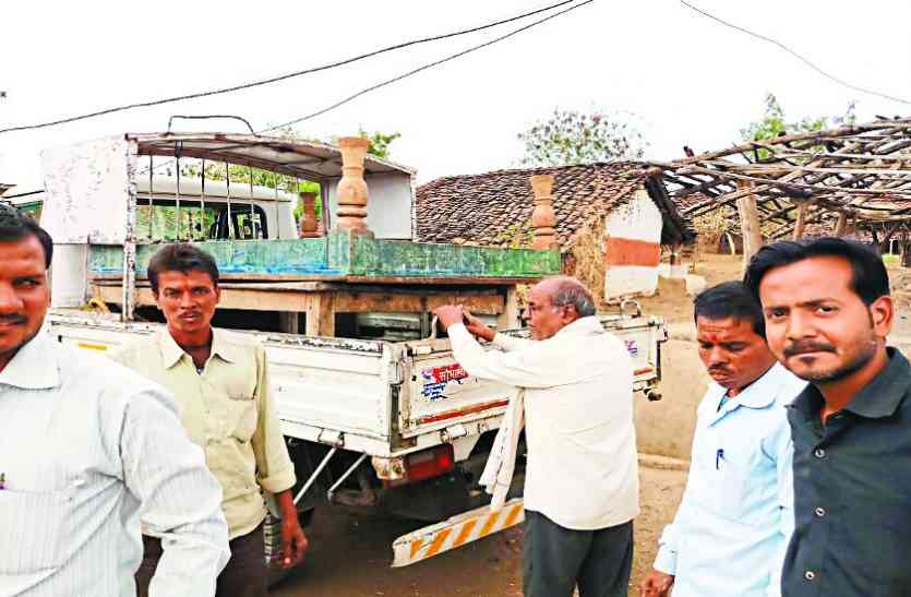 The captive power companies fall on the officials कुर्की करने वाले बिजली कंपनी के अधिकारियों पर गिरी गाज