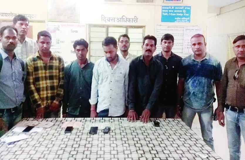 बिना खौफ खिलवाया जा रहा था सट्टा, क्राइम ब्रांच की टीम ने दी दबिश, चार सटोरिया गिरफ्तार बिना खौफ खिलवाया जा रहा था सट्टा, क्राइम ब्रांच की टीम ने दी दबिश, चार सटोरिया गिरफ्तार