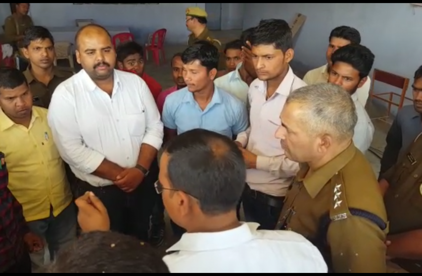 exam,students protest,exam center,kaushambi news,protest in kaushambi, स्नातक परीक्षा: छात्रों ने सुविधा शुल्क के नाम पर नहीं दिये रूपये तो कालेज प्रशासन ने छीन ली कापियां