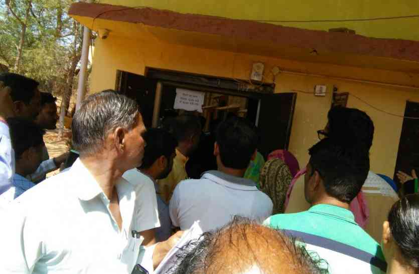 Riot, councilor, municipality, lockout, encroachment, shivpuri news, shivpuri news in hindi, mp news गुस्साए पार्षदों ने की नगर पालिका में तालाबंदी,