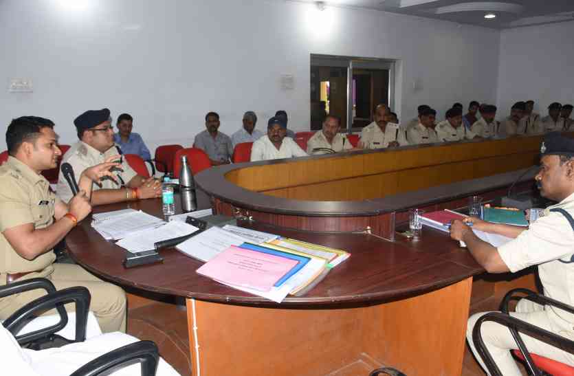 SP rebuffs in crime meeting आखिर एसपी गौरव तिवारी को क्यों आया गुस्सा