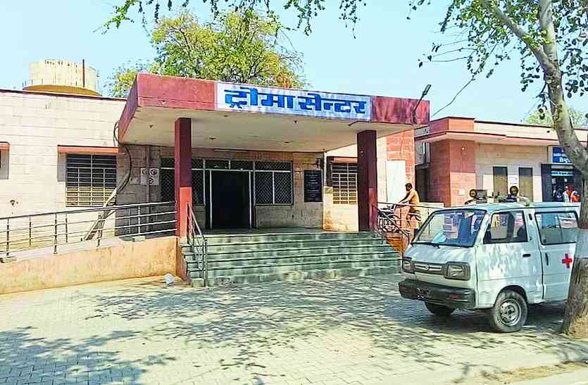NO EMERGENCY RECEIPT ROOM IN TRAUMA CENTER OF ALWAR GENERAL HOSPITAL इमरजेंसी में इलाज के बजाए देरी कर रहा अलवर का सामान्य अस्पताल, नहीं मिल पाता तुरंत इलाज