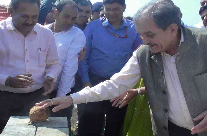 Birendra Singh केंद्रीय मंत्री के अंडर पास का शिलान्यास करते ही दुकानदारो ने किया विरोध