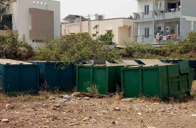valsad news कचरे में पड़ी हैं कचरा उठाने वाली पेटियां