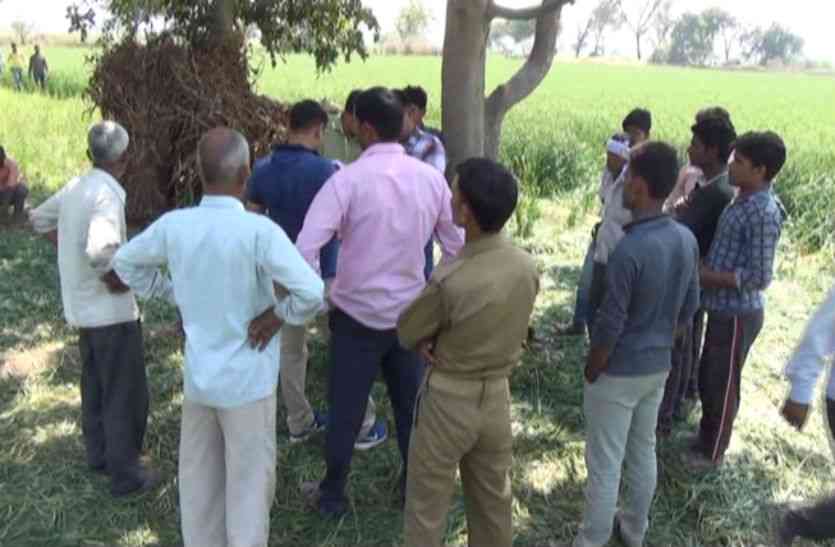 ग्रामीण पेड़ पर लटकी युवक की लाश देखने गई थी मां, घर लौटी तो उड़ गए होश