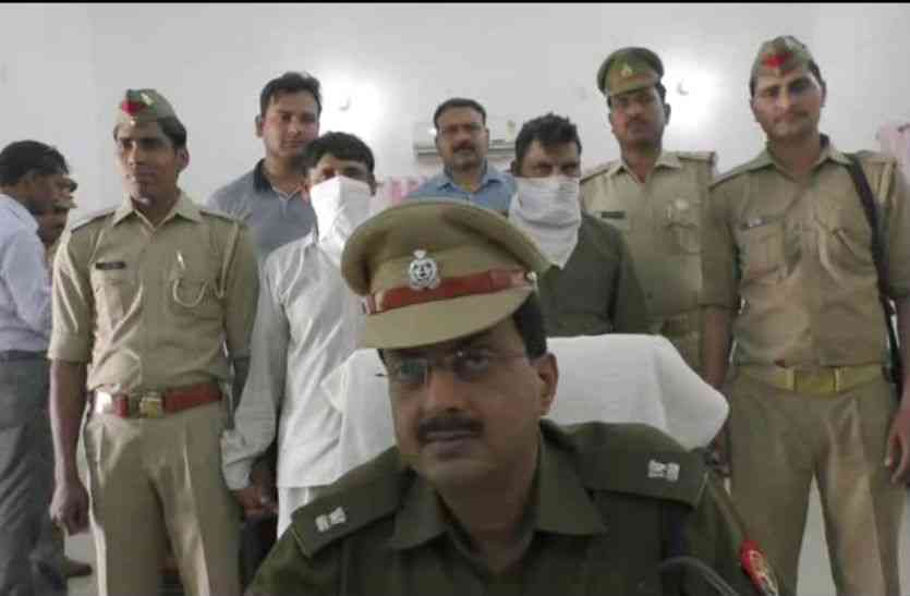 पुलिस की गिरफ्त में आरोपी पुलिस ने 30 लाख रुपए की अवैध शराब पकड़ी, दो तस्कर गिरफ्तार