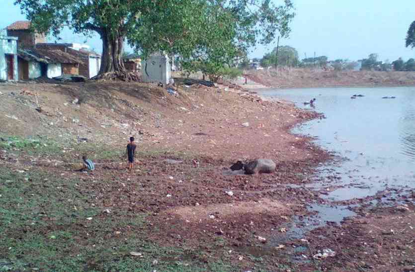 polluted water in chhattisgarh छत्तीसगढ़ का ये गांव जहां ग्रामीण मजबूर है लाल पानी पीने को