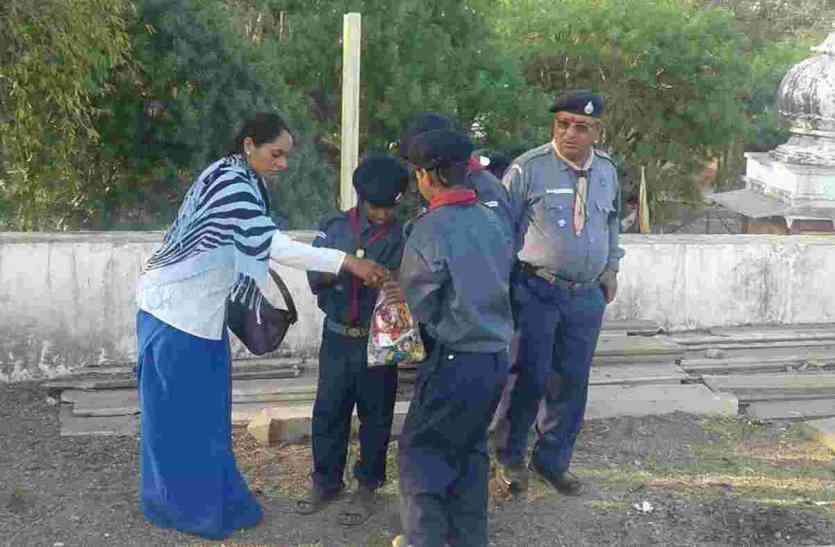 Pratapgarh स्काउट गाइड ने दीपेश्वर तालाब पर किया श्रमदान