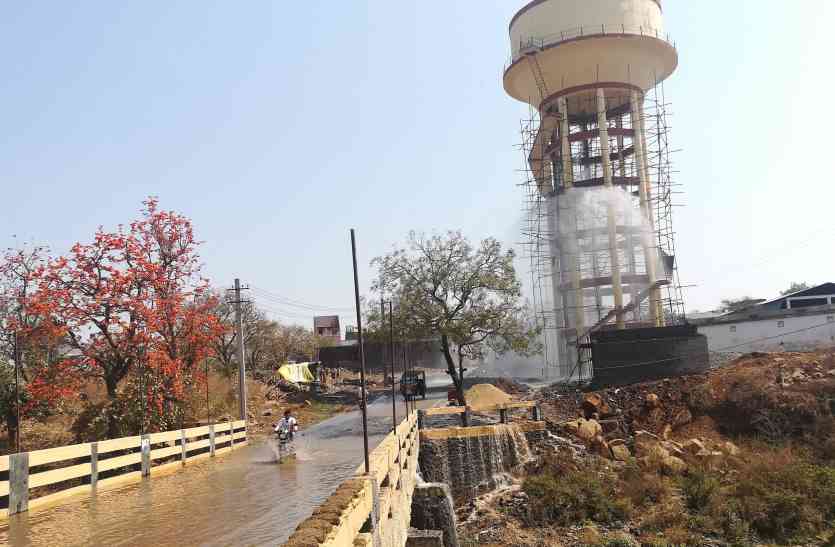 pratapgarh टंकी से बहा पानी का झरना