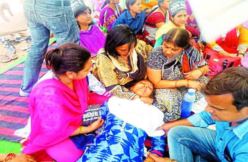 Female guest teacher हड़ताल कर रही महिला कर्मचारियों के साथ हुआ ऐसा हादसा,अधिकारियों में मचा हड़कंप