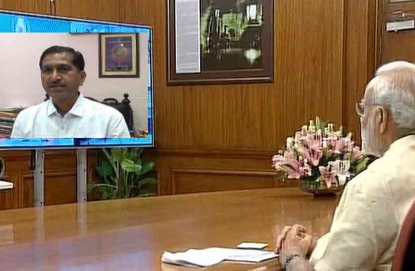 PM Narendra Modi video conferencing with DM Akhilesh Tiwari Barabaki पीएम मोदी हुए सख्त, डीएम अखिलेश तिवारी से किया सवाल, बाराबंकी की ऐसी हालत क्यों?