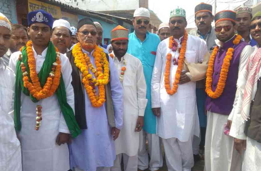 For the prosperity of foreign countries, country and village visited o धार्मिक यात्रा पर गए विदेश, देश और गांव की समृद्धि के लिए मागेगें दुआ