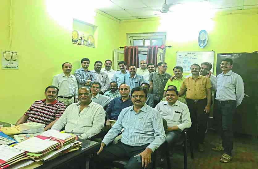 Smart card बातें 5 लाख के बीमा की, इधर 50 हजार का मामला नहीं सुलझ रहा