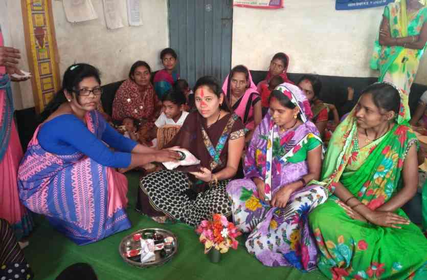 aanganwadi माताओं की भरी गोद, बच्चो को खिलाया अन्न