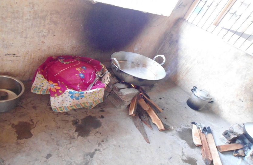 Chhattisgarh Breaking news, Mid Day Meal in Bemetara ये क्या, सिलेंडर होने के बावजूद डीईओ साहब 13 साल से लकड़ी-कंडे पर बनवा रहे खाना