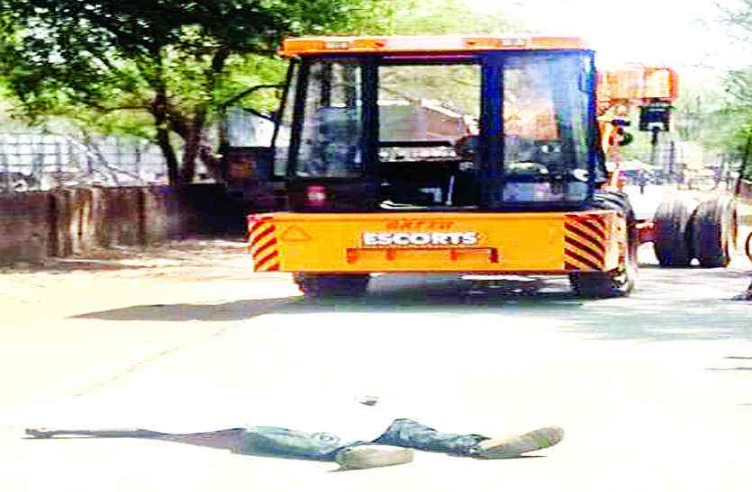 Accident क्रेन की चपेट में आने से युवक की हुई मौत