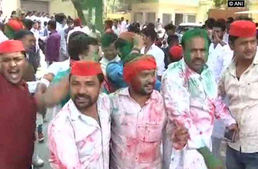 akhilesh yadav congrats to gorakhpur and phulpur sp team गोरखपुर और फूलपुर उपचुनाव की जीत पर अखिलेश यादव को दी गई बधाई, मनाई जा रही खुशियां