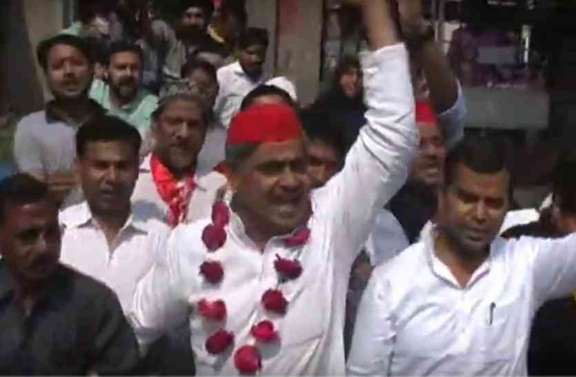 पार्टी कार्यालय में दिन में मनी दिवाली, कार्यकर्ताओं ने उड़ाया रंग-गुलाल ढोल-नगाड़ों की धुन में थिरके सपाई, बुआ-भतीजा जिंदाबाद के नारे लगे